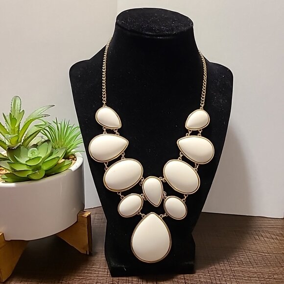 Unbranded White & Gold Tone Beaded Bib Necklace Ladies Vintage Statement Dressy - Picture 5 of 5